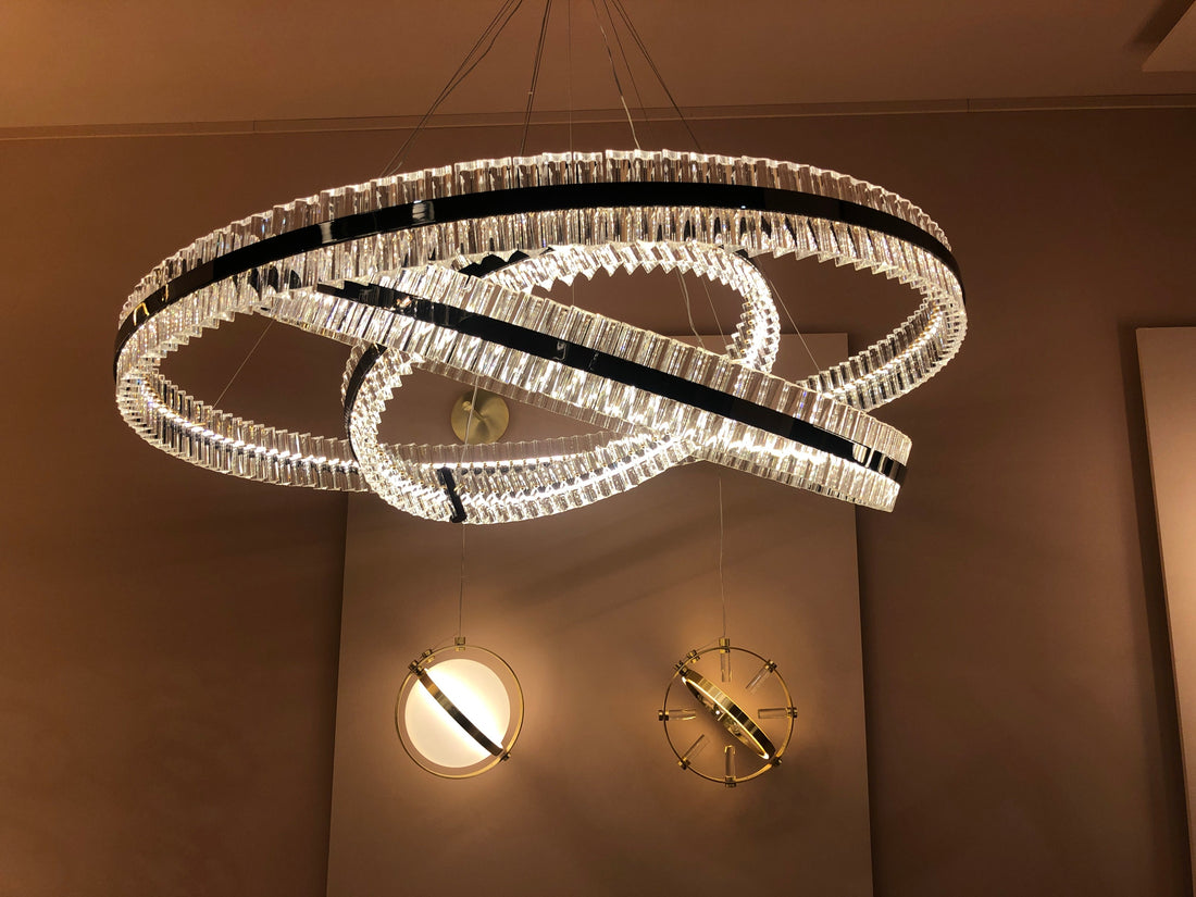 Lustre LED rond à 3 niveaux avec anneau en cristal Aquinox