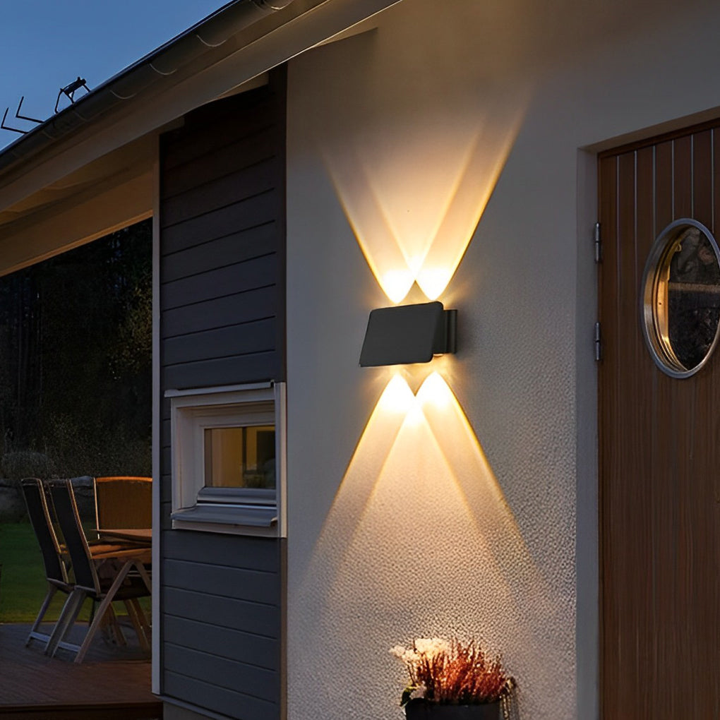 Waterdichte LED-op- en neerwaartse lichten Zonne-wandlamp Wandwasverlichting