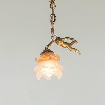 Lampadario in ottone con statuette di putti