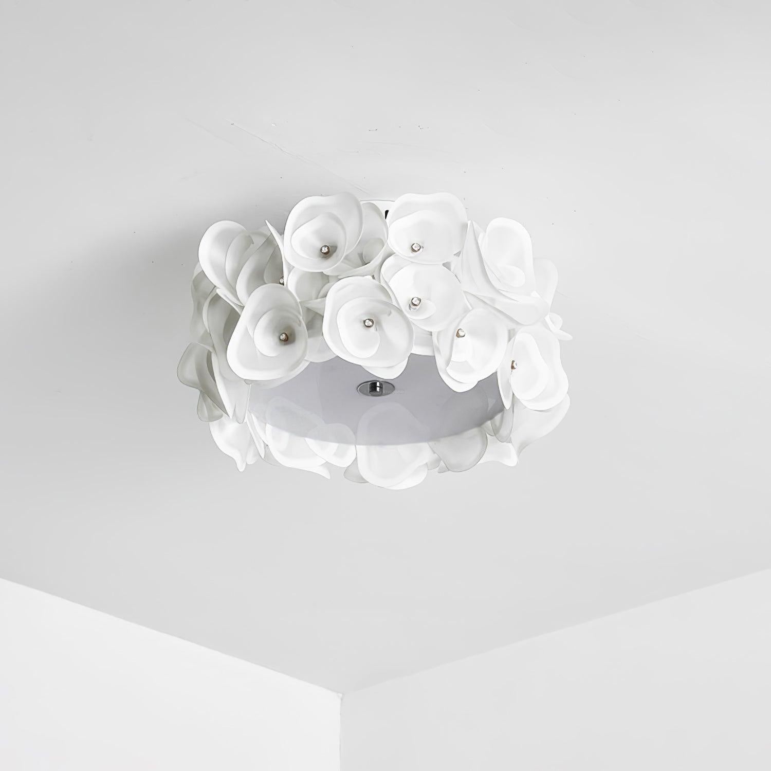 Runde Deckenlampe mit weißer Hortensie 