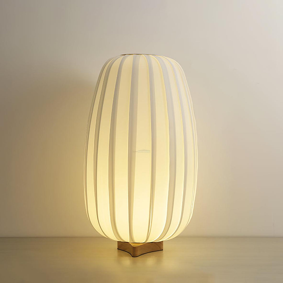 Minimalistyczna lampa stołowa z tkaniny