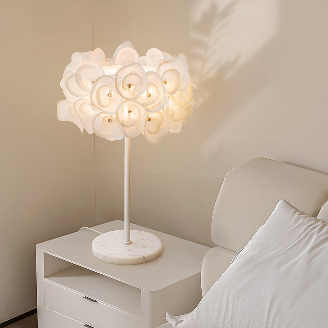 Weiße Hortensien-Tischlampe ∅ 13,8″ 