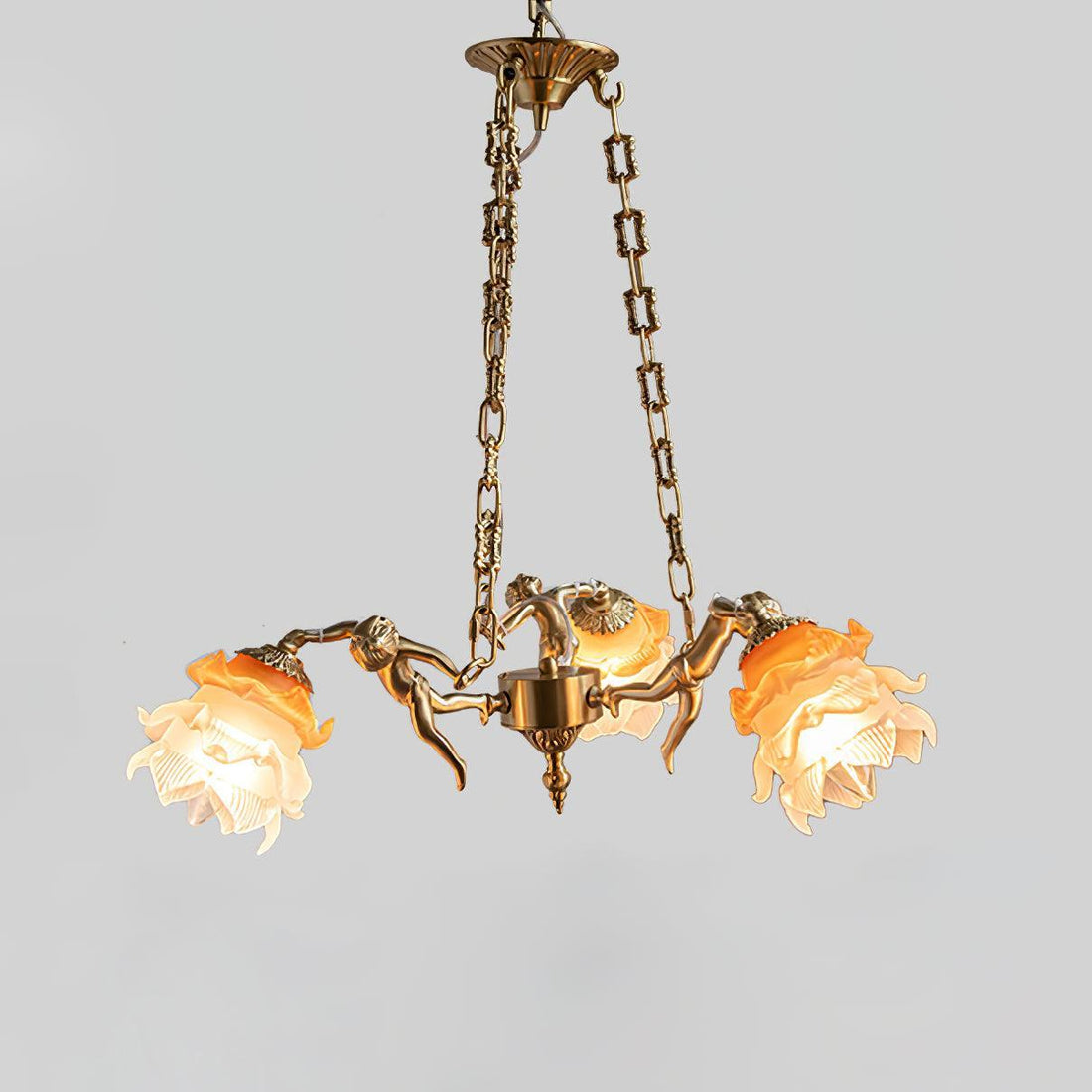 Lampadario in ottone con statuette di putti